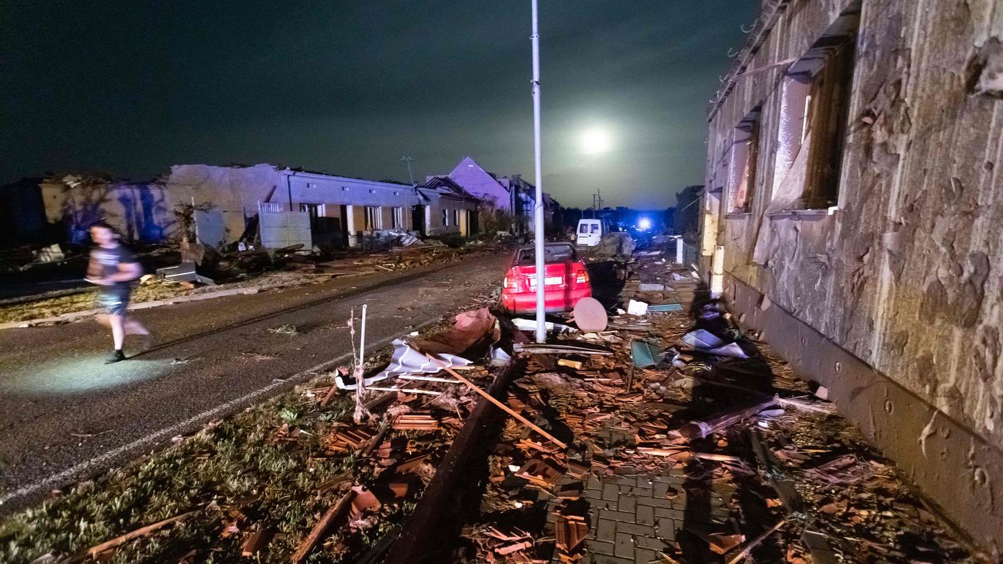 Bei einem schweren Unwetter im Südosten Tschechiens kamen mindestens drei Menschen ums Leben.
Bei einem schweren Unwetter im Südosten Tschechiens kamen mindestens drei Menschen ums Leben.