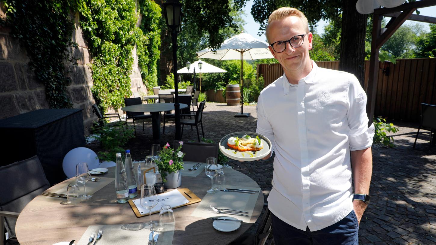 Nach eineinhalb Jahren Pause ist nun das Traditionslokal "Schwarzer Adler" wieder geöffnet. Wie sein Vorgänger hat auch der neue Pächter Christian Brieske einen Namen in der Gastronomie und will nun im Nürnberger Kraftshof gehobene, junge und kreative Küche anbieten. Nach eineinhalb Jahren Pause ist nun das Traditionslokal "Schwarzer Adler" wieder geöffnet. Wie sein Vorgänger hat auch der neue Pächter Christian Brieske einen Namen in der Gastronomie und will nun im Nürnberger Kraftshof gehobene, junge und kreative Küche anbieten.