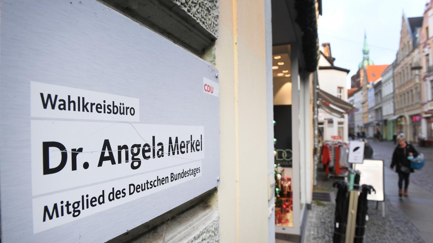 Im Wahlkreisbüro von Bundeskanzlerin Angela Merkel (CDU) in Stralsund hat es am Donnerstag einen Bombenalarm gegeben.
Im Wahlkreisbüro von Bundeskanzlerin Angela Merkel (CDU) in Stralsund hat es am Donnerstag einen Bombenalarm gegeben.