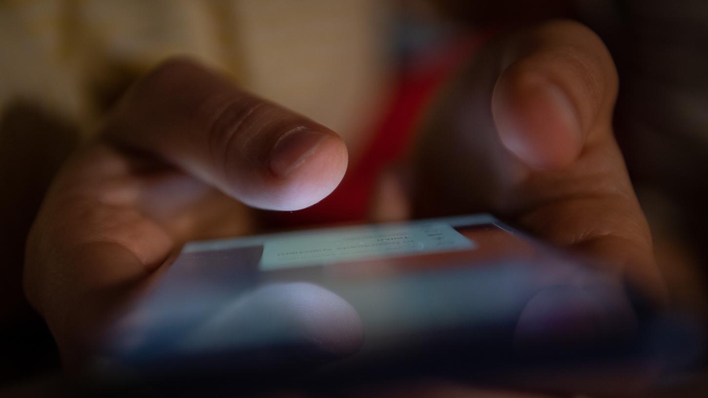Künftig soll man sich mit seinem Smartphone ausweisen können.
Künftig soll man sich mit seinem Smartphone ausweisen können.