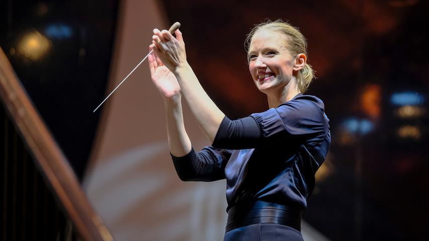 Am Ende gab es viel Applaus. Auch Joana Mallwitz bedankte sich bei den Musikerinnen und Musikern der Staatsphilharmonie Nürnberg.