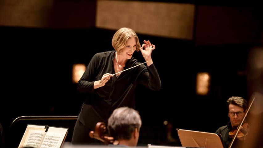 Joana Mallwitz hat die Instrumentengruppen ihres Orchesters genau im Blick.