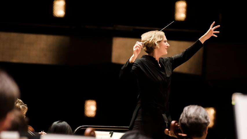 Joana  Mallwitz machte in der Meistersingerhalle Beethovens 7. Sinfonie zu einem Fest des Tanzes.