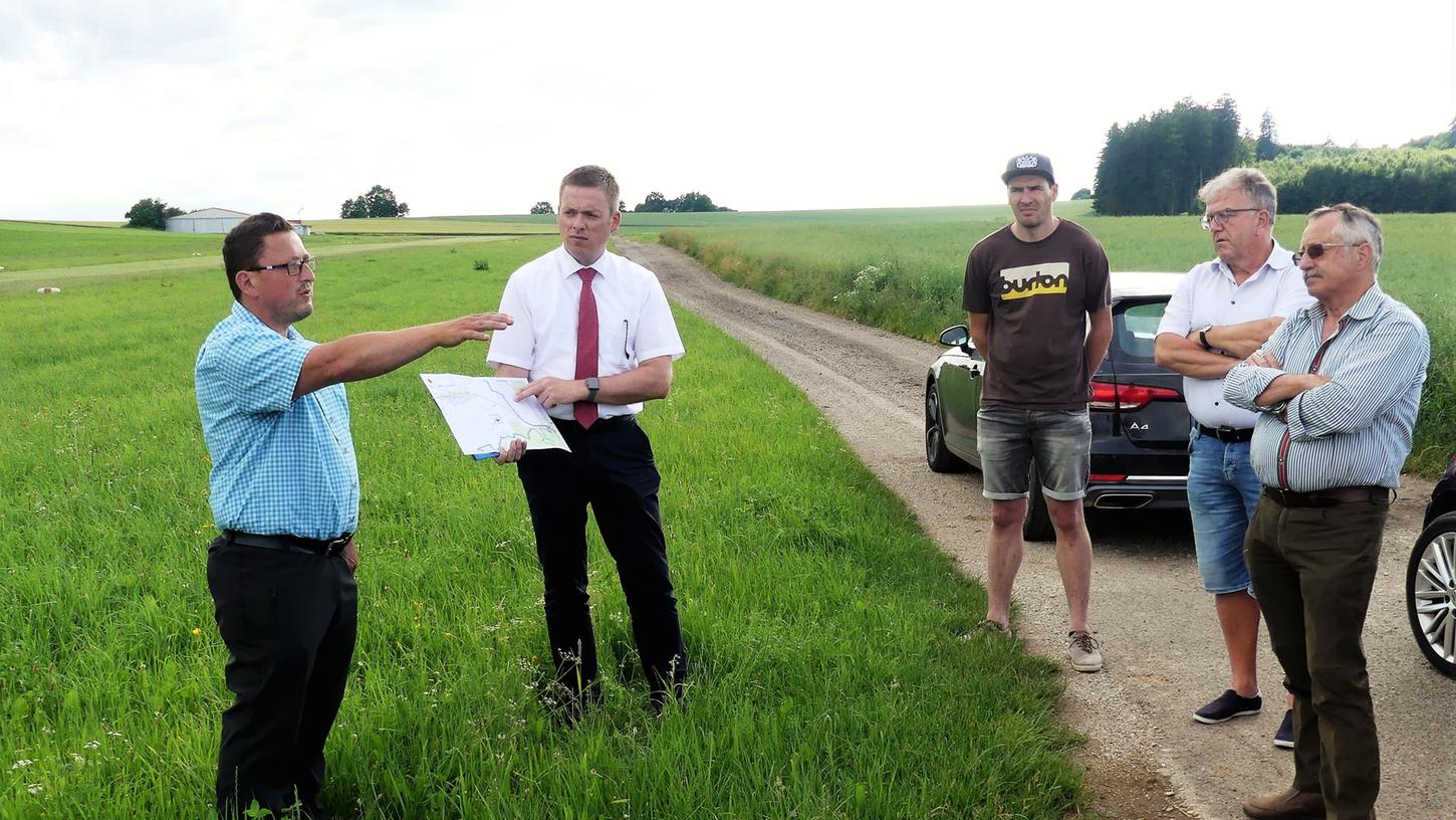 In Günching stellten Bürgermeister Christian Schmid und sein Mitarbeiter Christian Frank vor Ort eine Alternativplanung für den Radweg in die Kräft vor.
In Günching stellten Bürgermeister Christian Schmid und sein Mitarbeiter Christian Frank vor Ort eine Alternativplanung für den Radweg in die Kräft vor.