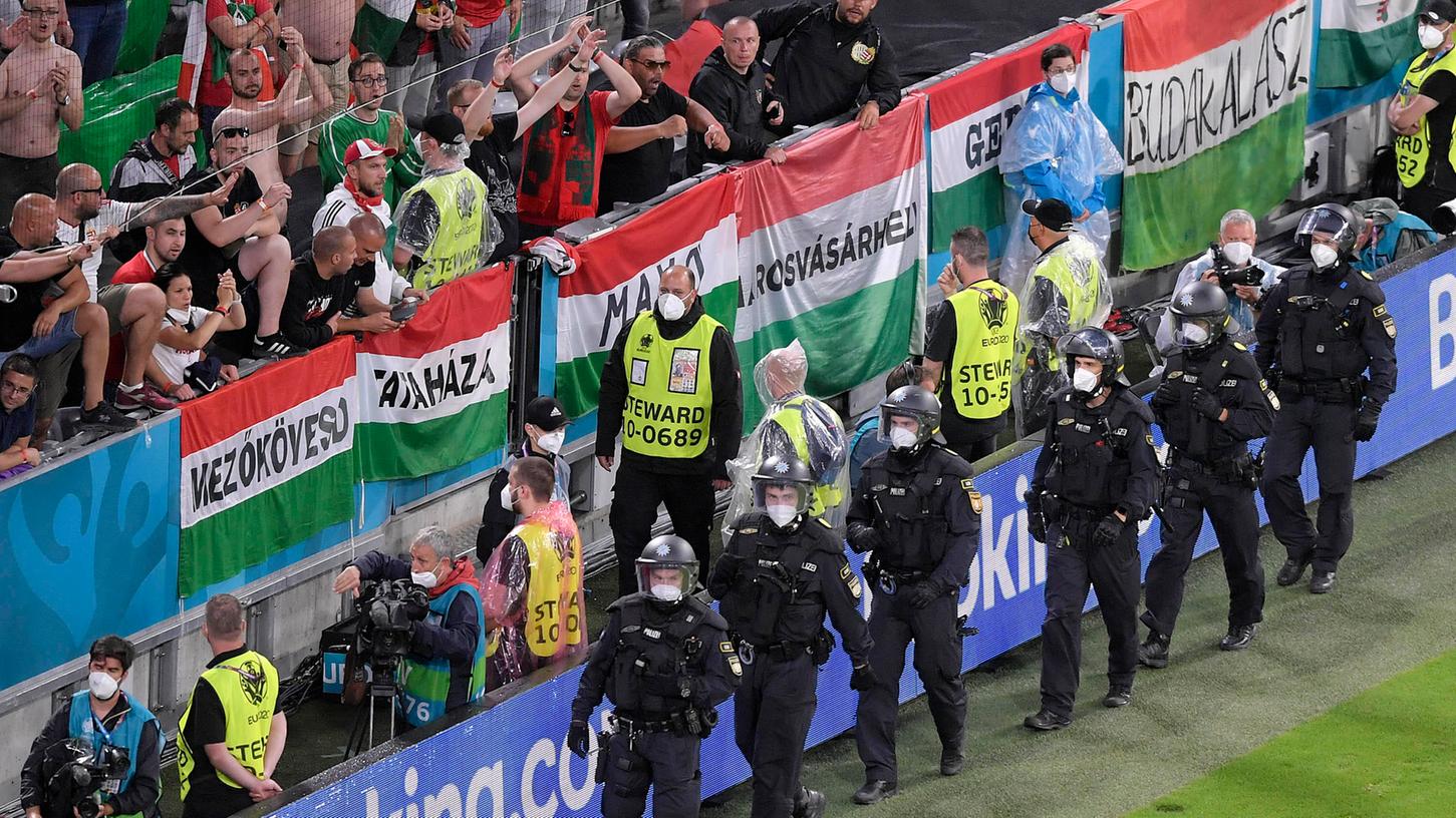 Gegen Ende der Partie formierte sich die Polizei vor dem Block der Ungarn-Fans.
Gegen Ende der Partie formierte sich die Polizei vor dem Block der Ungarn-Fans.