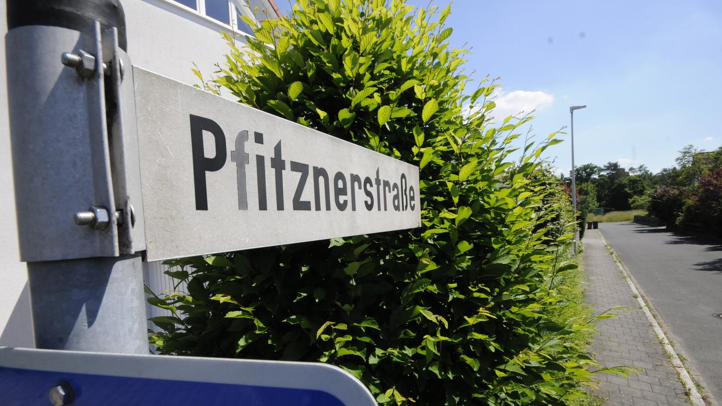 Dieses Schild wird es bald nicht mehr geben. Die Pfitznerstraße wird in Schönthalstraße umbenannt.