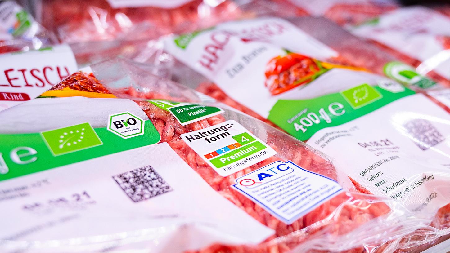 Bis 2030 soll noch  nur nachhaltig produziertes Fleisch bei Aldi Nord und Aldi Süd zu kaufen sein. 