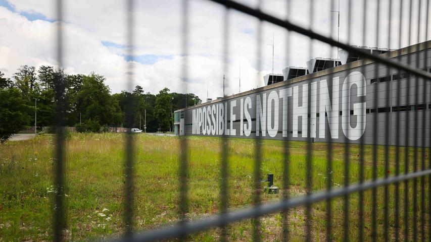  Der Schriftzug "impossible is nothing" steht an einem Gebäude neben dem "Home Ground", auf dem Gelände von Adidas. 