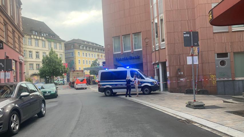 Am Freitagabend kam es am Barbarossaplatz in Würzburg zu einer Messerattacke. Augenzeugen berichteten von einem Mann, der mit einem Messer mehrere Menschen verletzt haben soll.