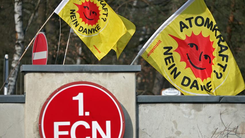 Anti-Atomkraftflaggen wehen vor der Geschäftsstelle des 1. FC Nürnberg.