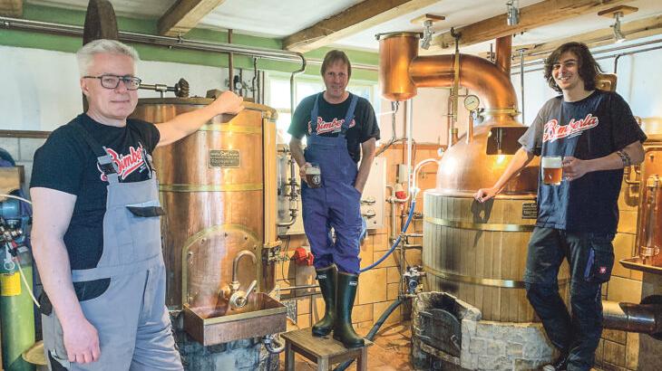 Willi Wohlfart, Jürgen Eichenmüller und Leon Oechsler (v. l.) haben ihre eigene Biermarke „Kuni-Bräu“ erschaffen und nutzen Wohlfarts Kupferkessel in Günthersbühl für ihre Experimente mit neuen Geschmacksrichtungen. Willi Wohlfart, Jürgen Eichenmüller und Leon Oechsler (v. l.) haben ihre eigene Biermarke „Kuni-Bräu“ erschaffen und nutzen Wohlfarts Kupferkessel in Günthersbühl für ihre Experimente mit neuen Geschmacksrichtungen.