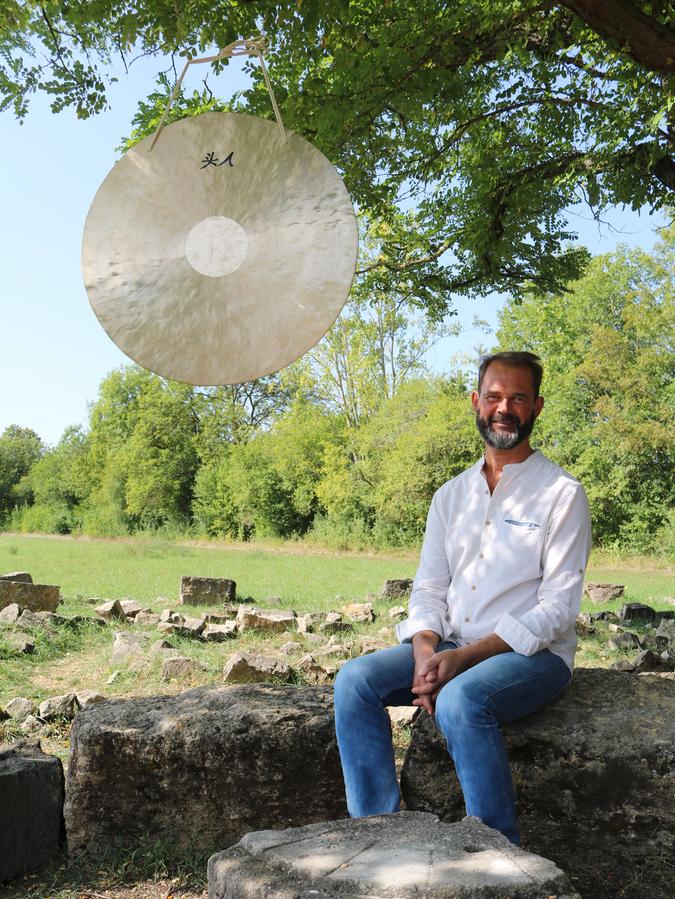 Armin Nögel bietet im Steinlabyrinth im Bad Windsheimer Kurpark Gehmeditationen an. Armin Nögel bietet im Steinlabyrinth im Bad Windsheimer Kurpark Gehmeditationen an.