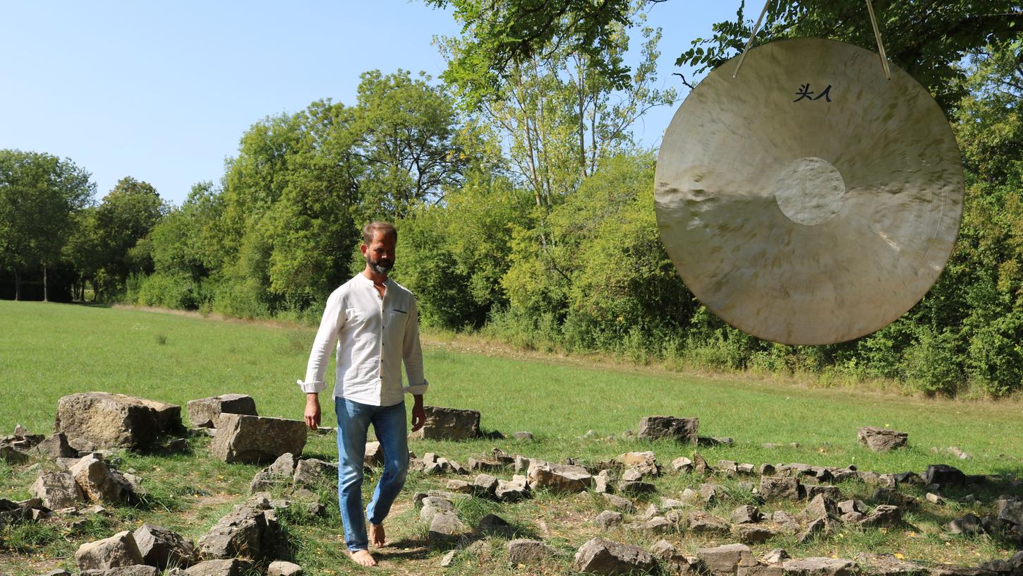 Behutsam setzt Armin Nögel bei der Gehmeditation einen Fuß vor den anderen. Behutsam setzt Armin Nögel bei der Gehmeditation einen Fuß vor den anderen.
