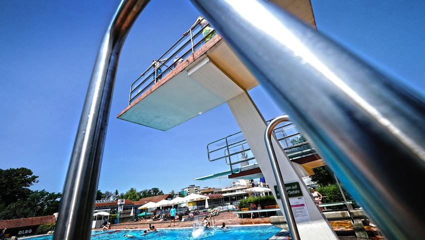 Ohne Schwimmabzeichen darf niemand in das große Becken. Viele Kinder haben heuer Nachholbedarf, weil lange kein Unterricht stattfand. Ohne Schwimmabzeichen darf niemand in das große Becken. Viele Kinder haben heuer Nachholbedarf, weil lange kein Unterricht stattfand.