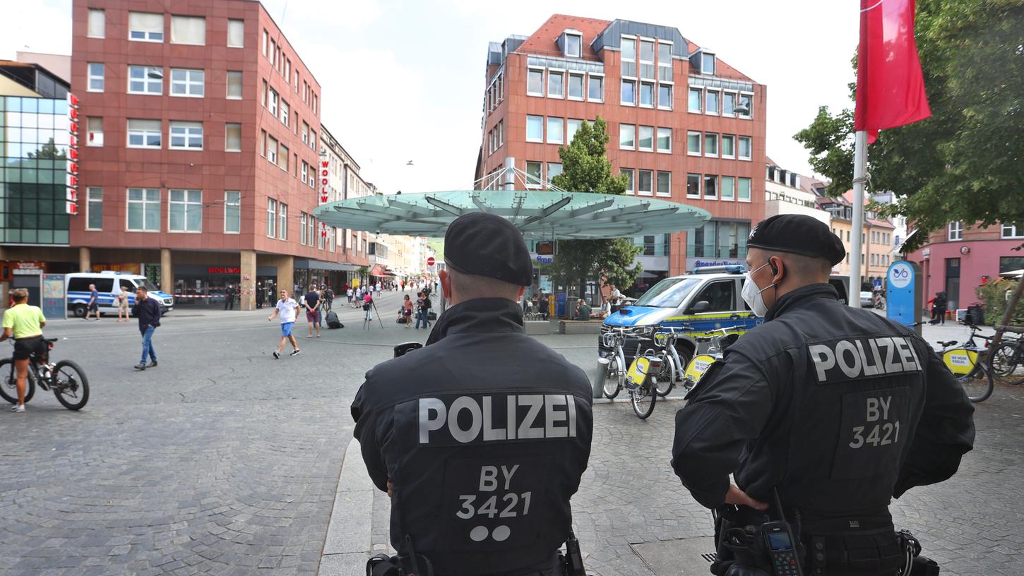 Auch am Tag nach der Tat ist das Polizeiaufgebot in Würzburg noch groß. 