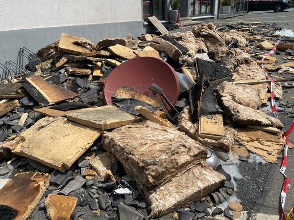 Die Dämmung wurde aus dem Dach entfernt und außen abgelöscht.
Die Dämmung wurde aus dem Dach entfernt und außen abgelöscht.