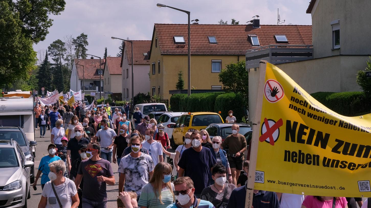 Rund 400 Menschen haben in Altenfurt gegen das geplante ICE-Werk demonstriert. 