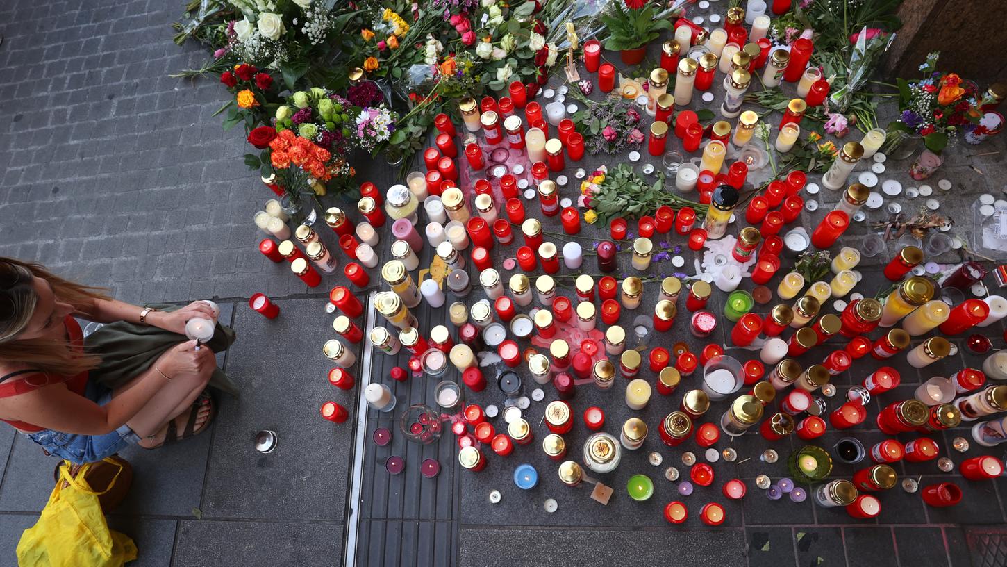 Würzburg steht nach der Messerattacke unter Schock. Vor dem Kaufhaus, in dem der Mann seine ersten Opfer tötete, stehen mittlerweile unzählige Kerzen. 