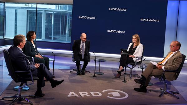 Tina Hassel, Leiterin des ARD-Hauptstadt-Studios, zeigte sich bestürzt: "Putin, Präsident eines autoritären Systems, will Ukraine ‚entnazifizieren‘ (!) – ein demokratisches Land mit einem frei gewählten, jüdischen Präsidenten. Dieser Irrsinn ist selbst mit aller Propaganda nicht zu verschleiern."