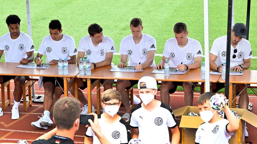 Ein Foto vor den Stars: Herzogenauracher Kinder und Jugendliche bei der Autogrammstunde der Deutschen Fußball-Nationalmannschaft im Dassler-Stadion. 