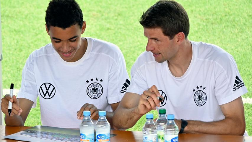 Gefragte Spieler waren die beiden Fußballer des FC Bayern München, Jamal Musiala und Thomas Müller (v.li.)