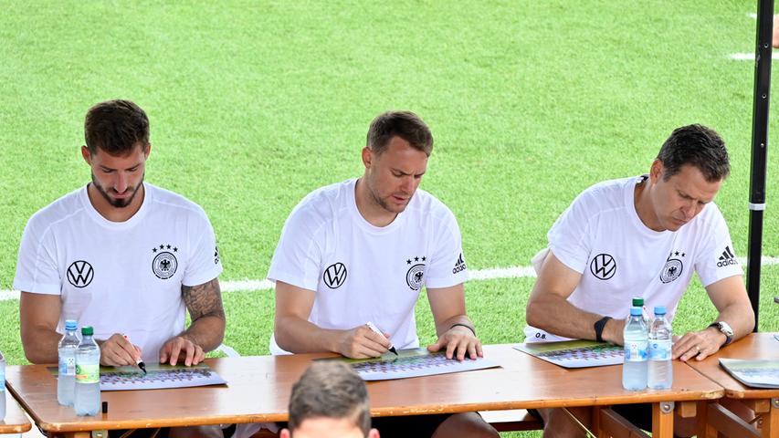 Neben den Debutanten im Team schrieben auch Teammanager Oliver Bierhoff und die Torhüter Manuel Neuer und Kevin Trapp (v.re.) eifrig Autogramme