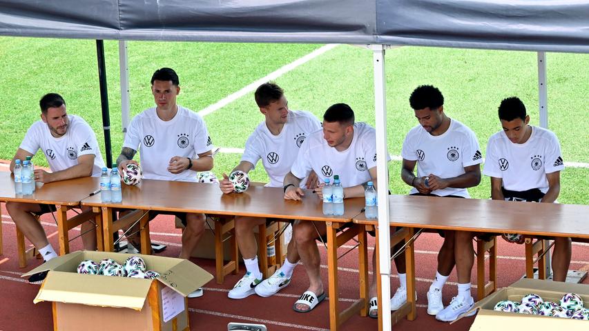 300 Fans sichern sich Autogramme der Fußball-Nationalspieler in Herzogenaurach
