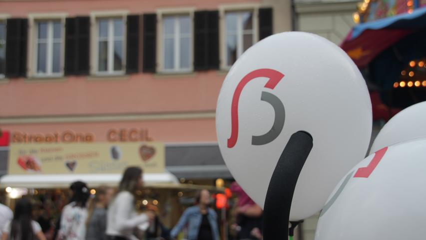 Das Weißenburger Stadtmarketing hatte das Konzept für die Weiße Nacht erarbeitet und machte mit Luftballons mit dem Stadtlogo ein bisschen Werbung in eigener Sache.