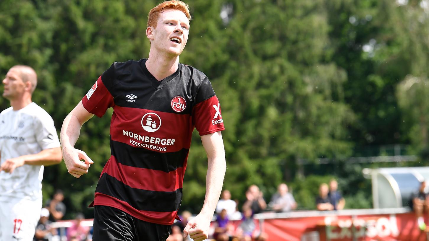 Sein erster Streich: Tim Sausen hat soeben zum 2:1 für den 1. FC Nürnberg getroffen.