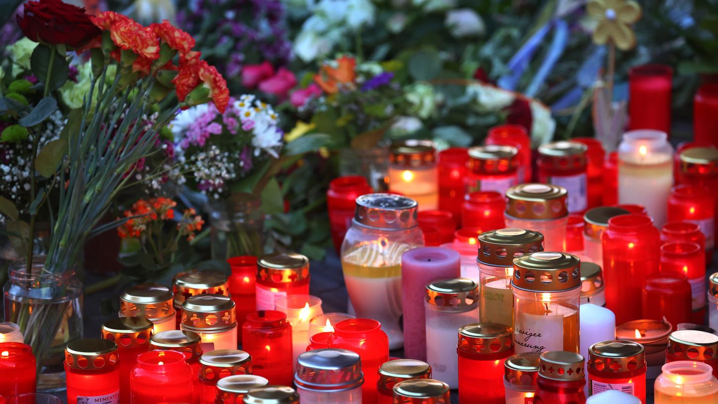 Viele Menschen trauern nach der Gewalttat in der Stadt Würzburg.