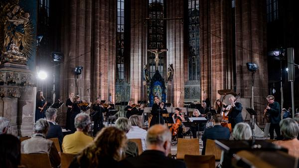 Der Bayerische Rundfunk bietet das Konzert in seiner Mediathek als Stream an.