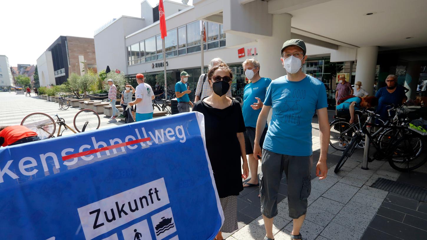 Sie sind gegen den Ausbau des Frankenschnellwegs: Ulrike Müller-Telschow von "Artists for Future" und Bernd Baudler vom VCD organisierten die Rad-Demo. 