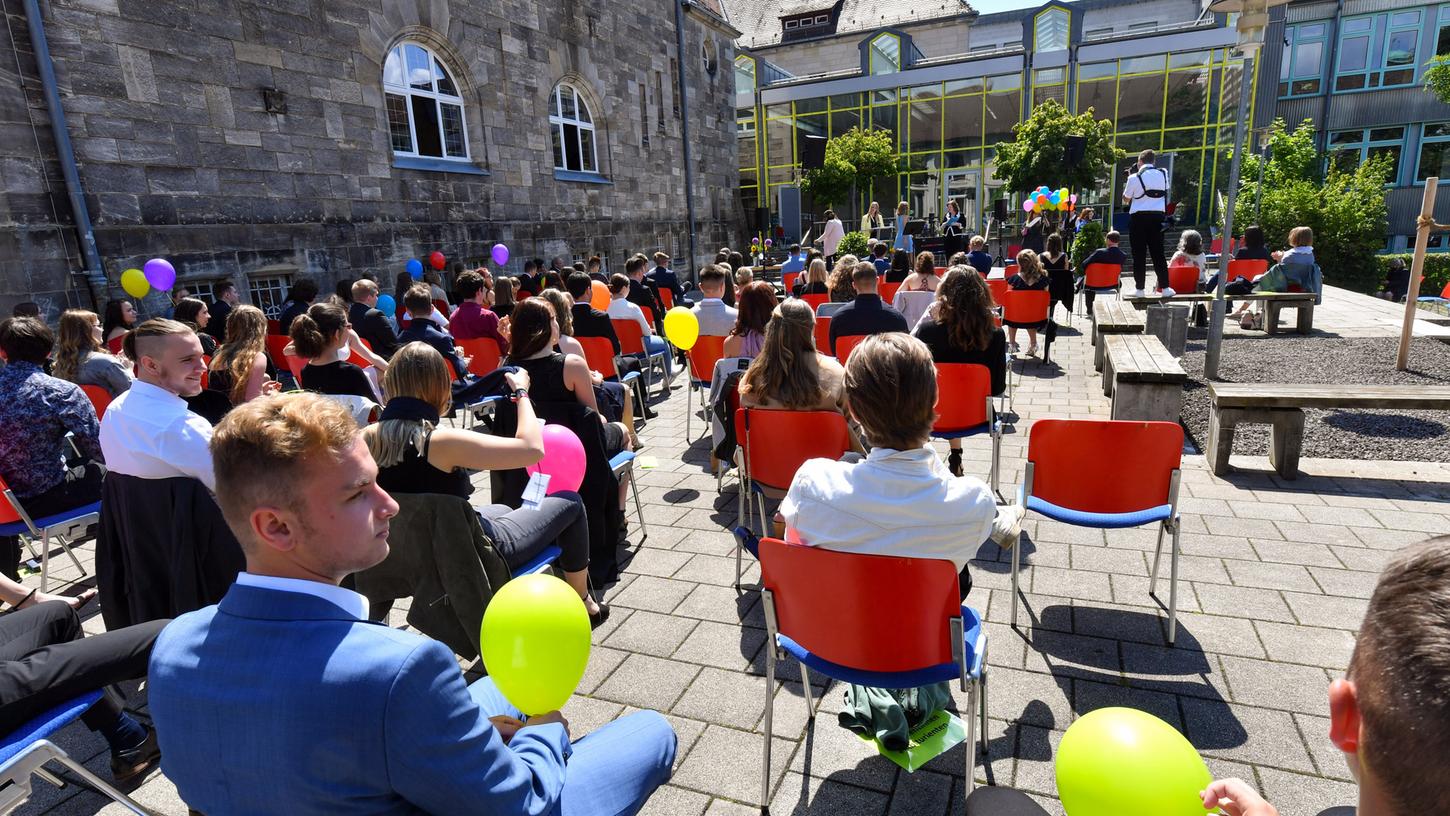 An der frischen Luft und mit Abstand: So wurde 2020 der Abschied im Herder-Gymnasium gefeiert. An der frischen Luft und mit Abstand: So wurde 2020 der Abschied im Herder-Gymnasium gefeiert.