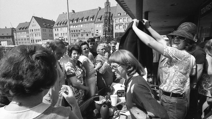 Blick zurück ins Jahr 1971: Beim ersten Trempelmarkt waren auch die "Nürnberger Nachrichten" mit einem Stand vertreten.