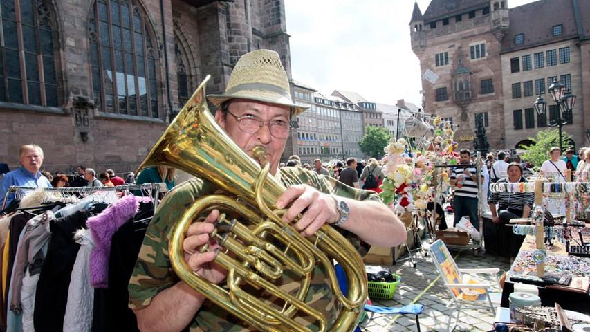 Ioan Burlacu, der sich auf historische Musikinstrumente spezialisiert hat, bläst im Jahr 2009 für den Fotografen gerne ins Horn.
