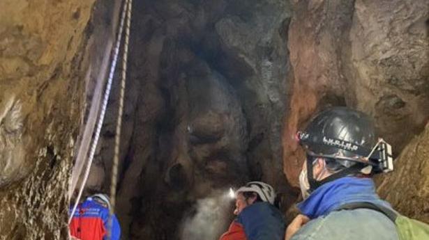 In der über 20 Meter tiefen Schachthöhle "Esperhöhle" bei Leutzdorf, Markt Gößweinstein, probten die Experten den fiktiven Unfall einer Höhlenforscherin. 