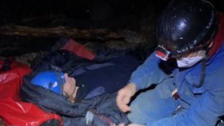 Vor Ort konnten die Höhlenretter eine eingeklemmte sowie verletzte Person auffinden, welche umgehend betreut und versorgt wurde.