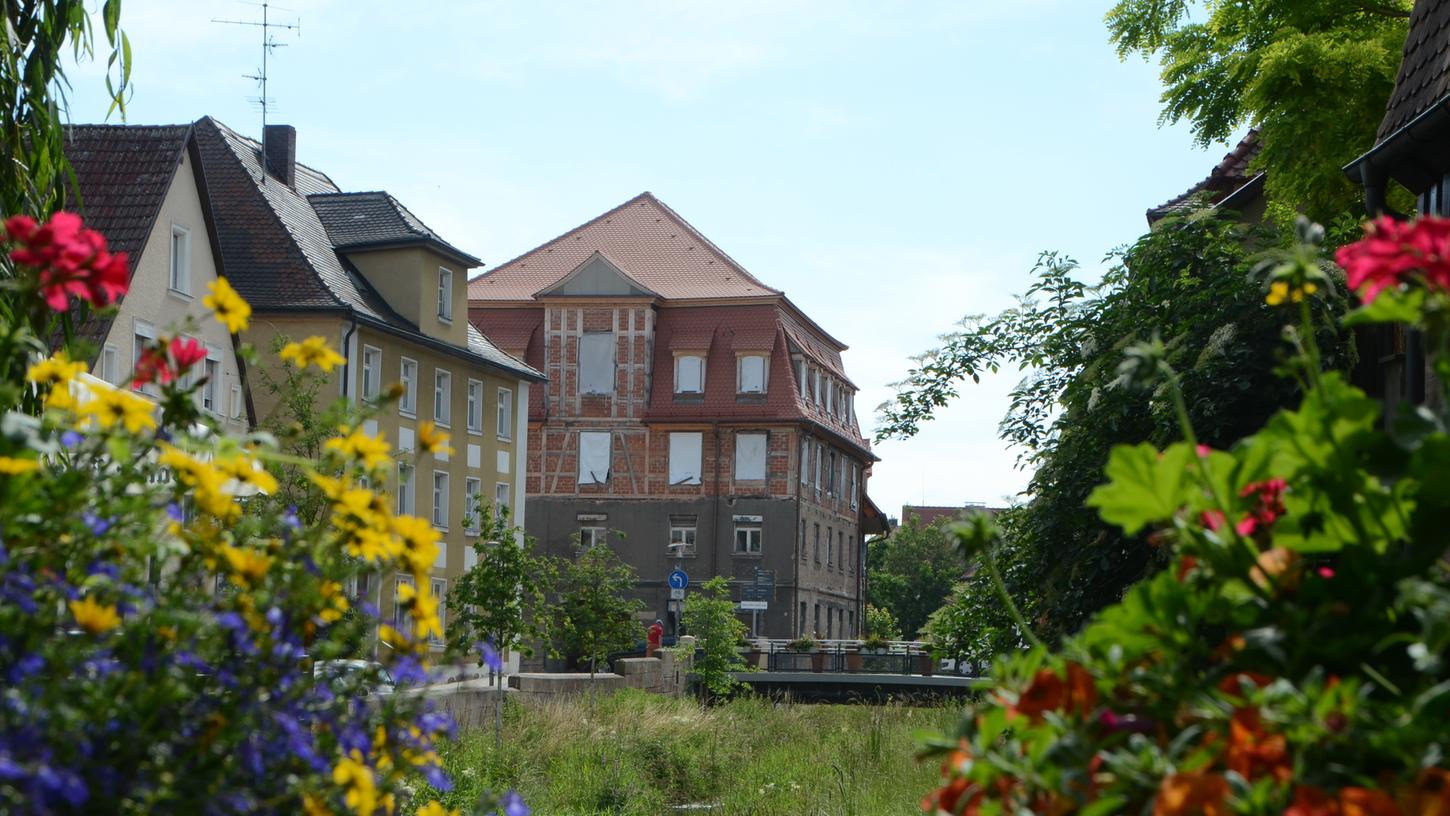 Aus dem ehemaligen Iffland-Haus in der Nürnberger Straße, das seit Jahren leer steht, wird bis Ende 2022 das neue Hotel „Der Goldschläger“. Die Gewobau saniert und verpachtet dann an einen Hotelbetreiber.    