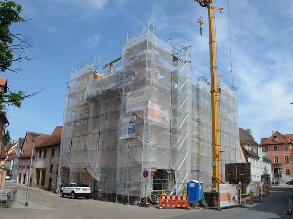 Aktuell wird das Dach saniert. Auf der Aich 1-3 öffnet bald ein neuer Treffpunkt: das „Haus der Begegnungen“ der Schwabacher Integrationsstiftung.