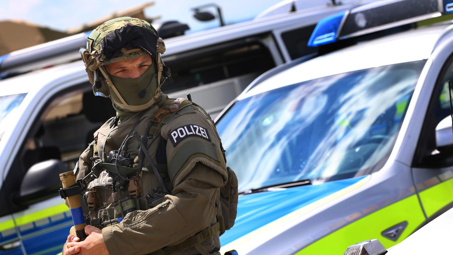 Wie kommt Munition der bayerischen Spezialeinheiten auf einen privaten Schießplatz in Mecklenburg-Vorpommern? Die Generalstaatsanwaltschaft München hat gegen zwei bayerische Polizisten ermittelt. Inzwischen wurden die Ermittlungen gegen einen der Beschuldigten eingestellt.