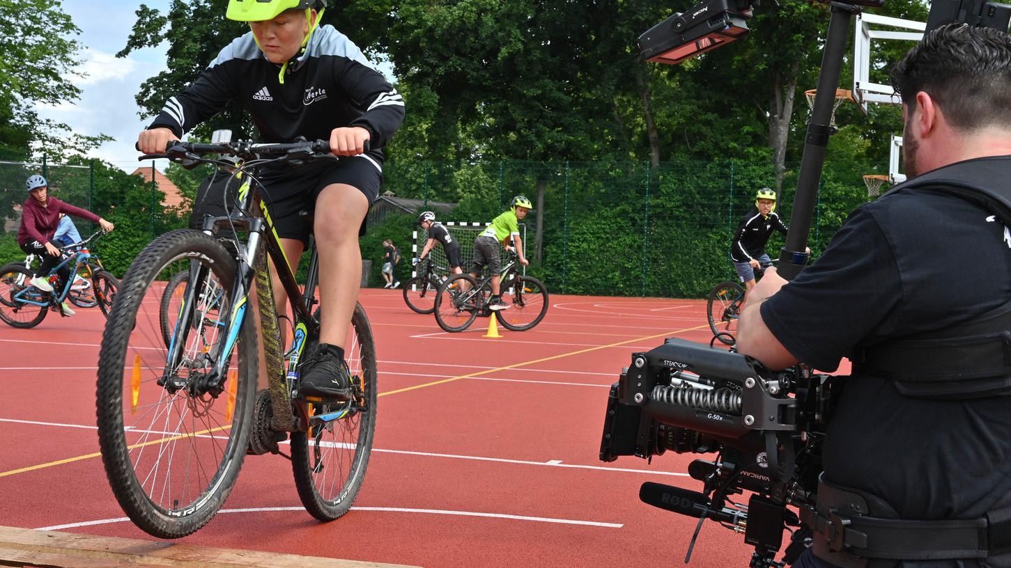 An der Ludwig-Maximilians-Universität München wird anhand einer Studie untersucht, wie Nicht-Radler zu Radfahrern werden könnten. An der Realschule Hilpoltstein ist die Begeisterung groß, entsprechend sind die Schüler perfekte Akteure für den Begleitfilm.  