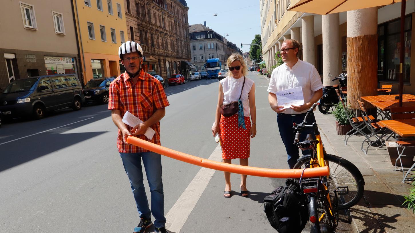 Mindestens 1,50 Meter müssen Autofahrer beim Überholen von Radfahrern Abstand halten. Jan Gehrke (ÖDP), Natalie Keller und Mike Bock (Bündnis 90/ die Grünen) (von links nach rechts) machten in der Willstraße auf die ungenügende Radverkehrsinfrastruktur aufmerksam.
Mindestens 1,50 Meter müssen Autofahrer beim Überholen von Radfahrern Abstand halten. Jan Gehrke (ÖDP), Natalie Keller und Mike Bock (Bündnis 90/ die Grünen) (von links nach rechts) machten in der Willstraße auf die ungenügende Radverkehrsinfrastruktur aufmerksam.
