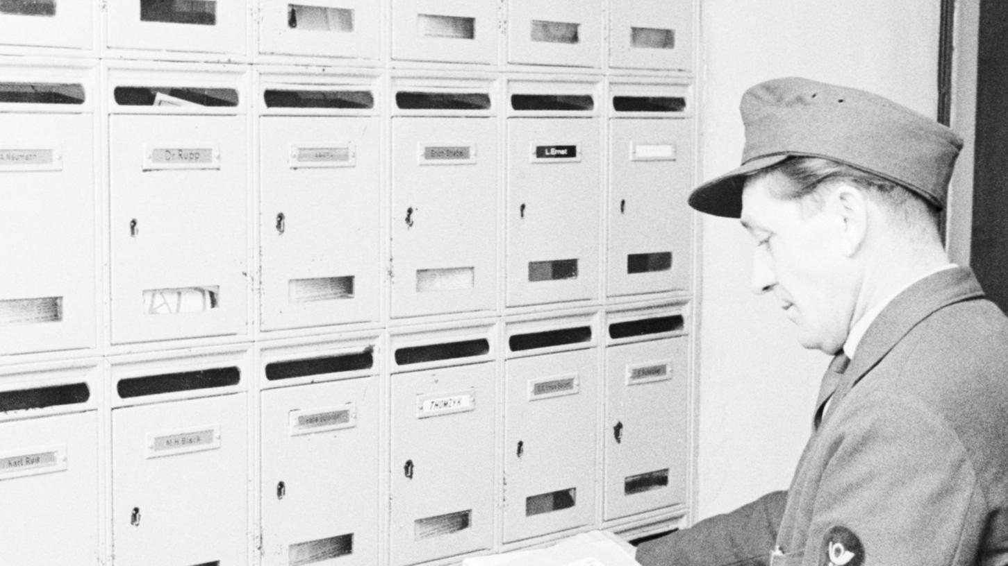 Ausdauer war auch früher schon gefragt. Die Anforderungen an die Zusteller der Post sind über die Jahrzehnte aber immer weiter gestiegen. Allein in den vergangenen zehn Jahren hat sich die Anzahl der Pakete fast verdreifacht.
Ausdauer war auch früher schon gefragt. Die Anforderungen an die Zusteller der Post sind über die Jahrzehnte aber immer weiter gestiegen. Allein in den vergangenen zehn Jahren hat sich die Anzahl der Pakete fast verdreifacht.