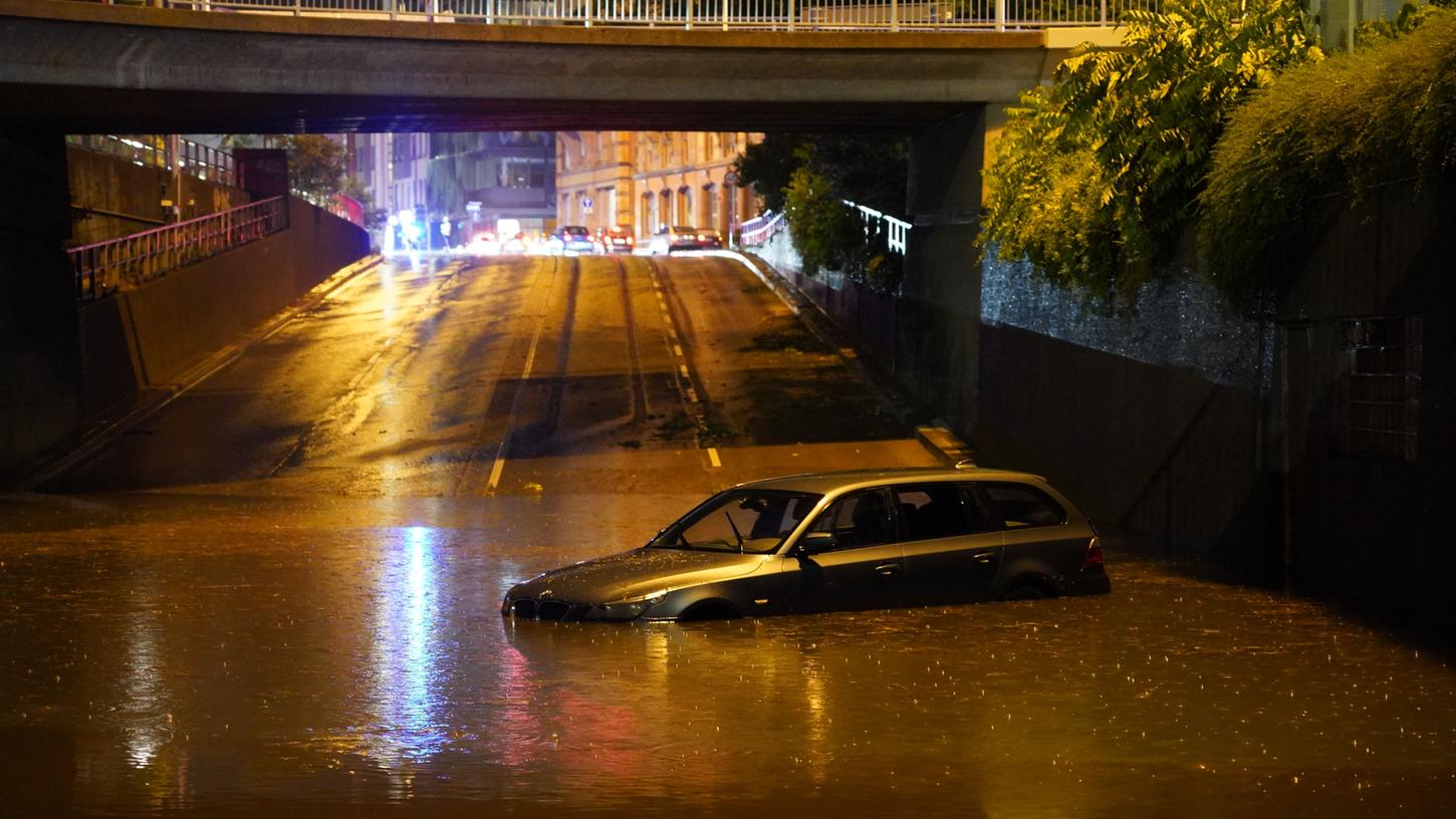Unter anderem im Südwesten Deutschlands versanken Autos aufgrund von Starkregen in den Fluten.