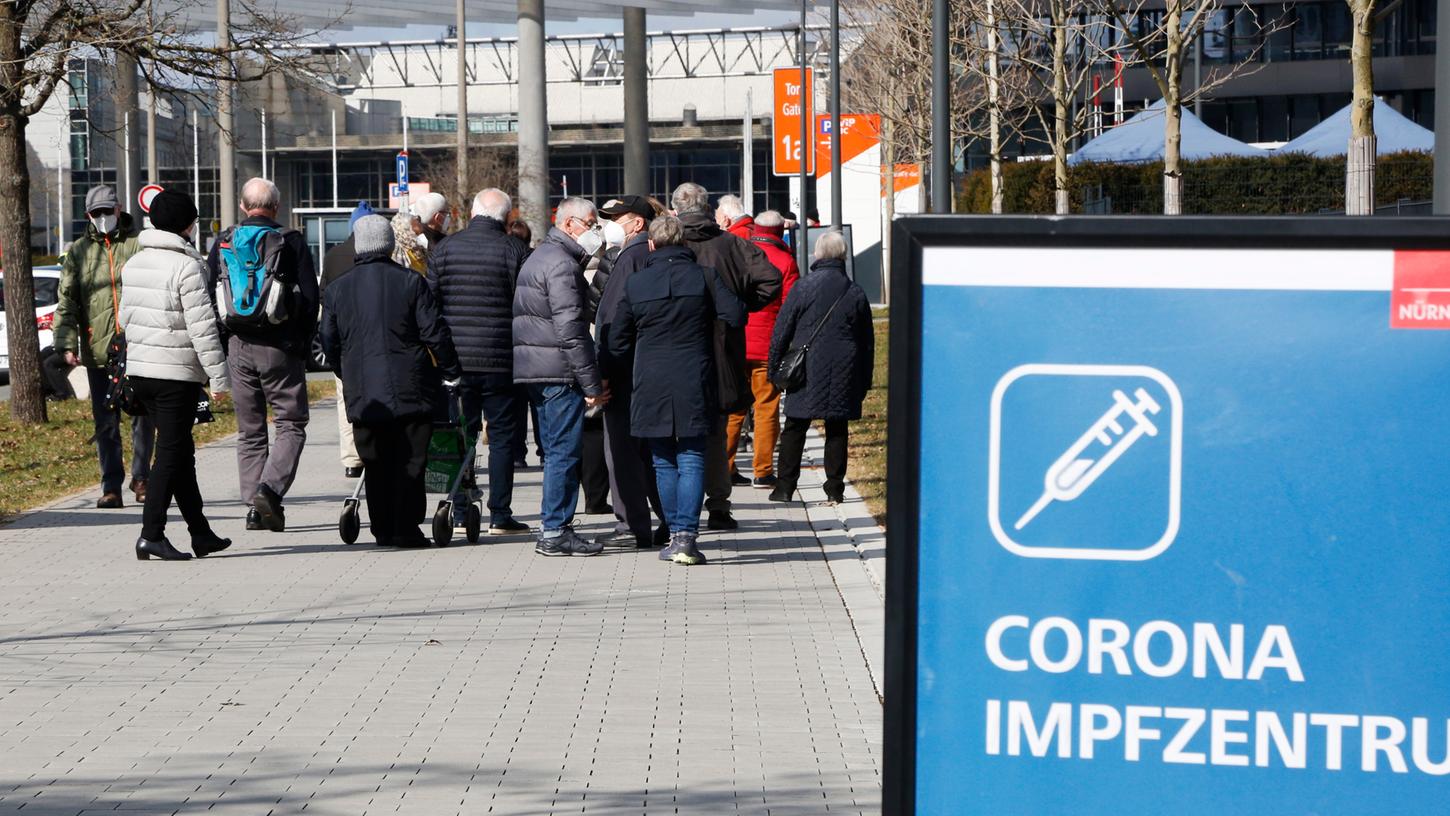 Ein Bild, das bald der Vergangenheit angehört: Bürger auf dem Weg zum Impfzentrum in der NürnbergMesse. Die dort eingerichtete Station ist allerdings nur noch wenige Tage in Betrieb.
Ein Bild, das bald der Vergangenheit angehört: Bürger auf dem Weg zum Impfzentrum in der NürnbergMesse. Die dort eingerichtete Station ist allerdings nur noch wenige Tage in Betrieb.