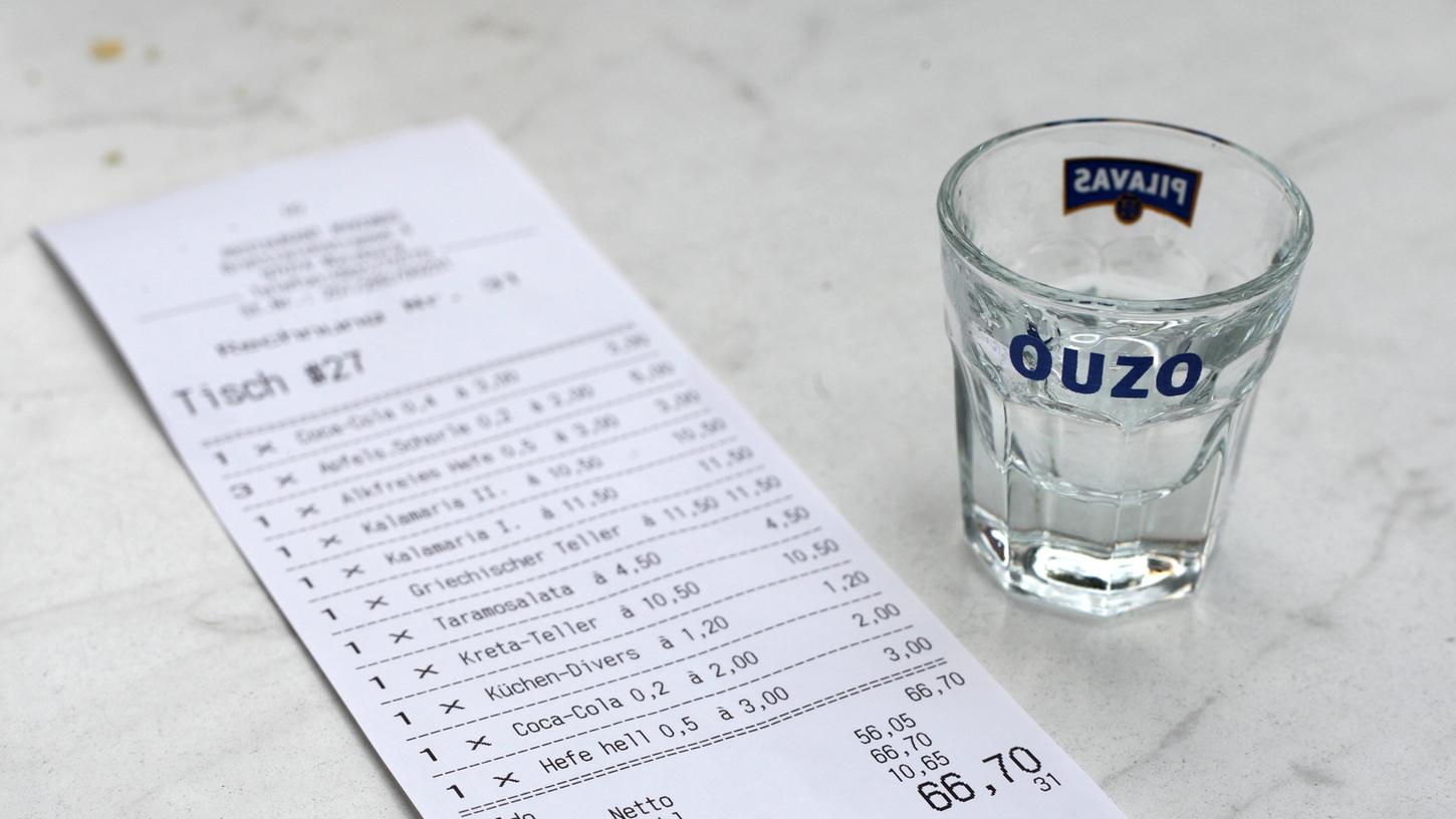 Die Rechnung in einem Restaurant wird meist aufgestockt - als Belohnung für guten Service. Auch in Griechenland sind rund 10 Prozent üblich. 
