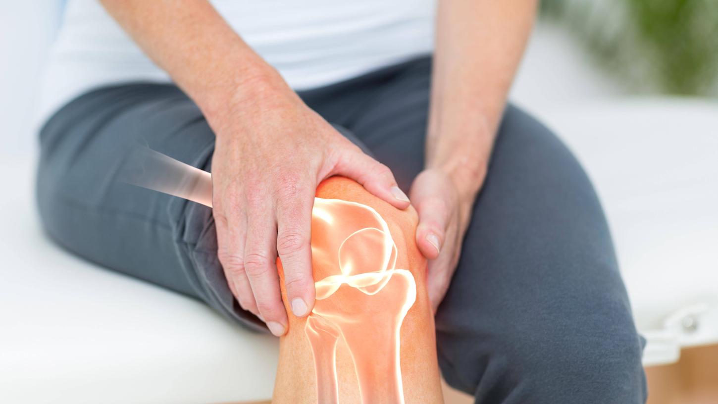 Wer Schmerzen am Knie hat, sollte einen Orthopäden aufsuchen.          