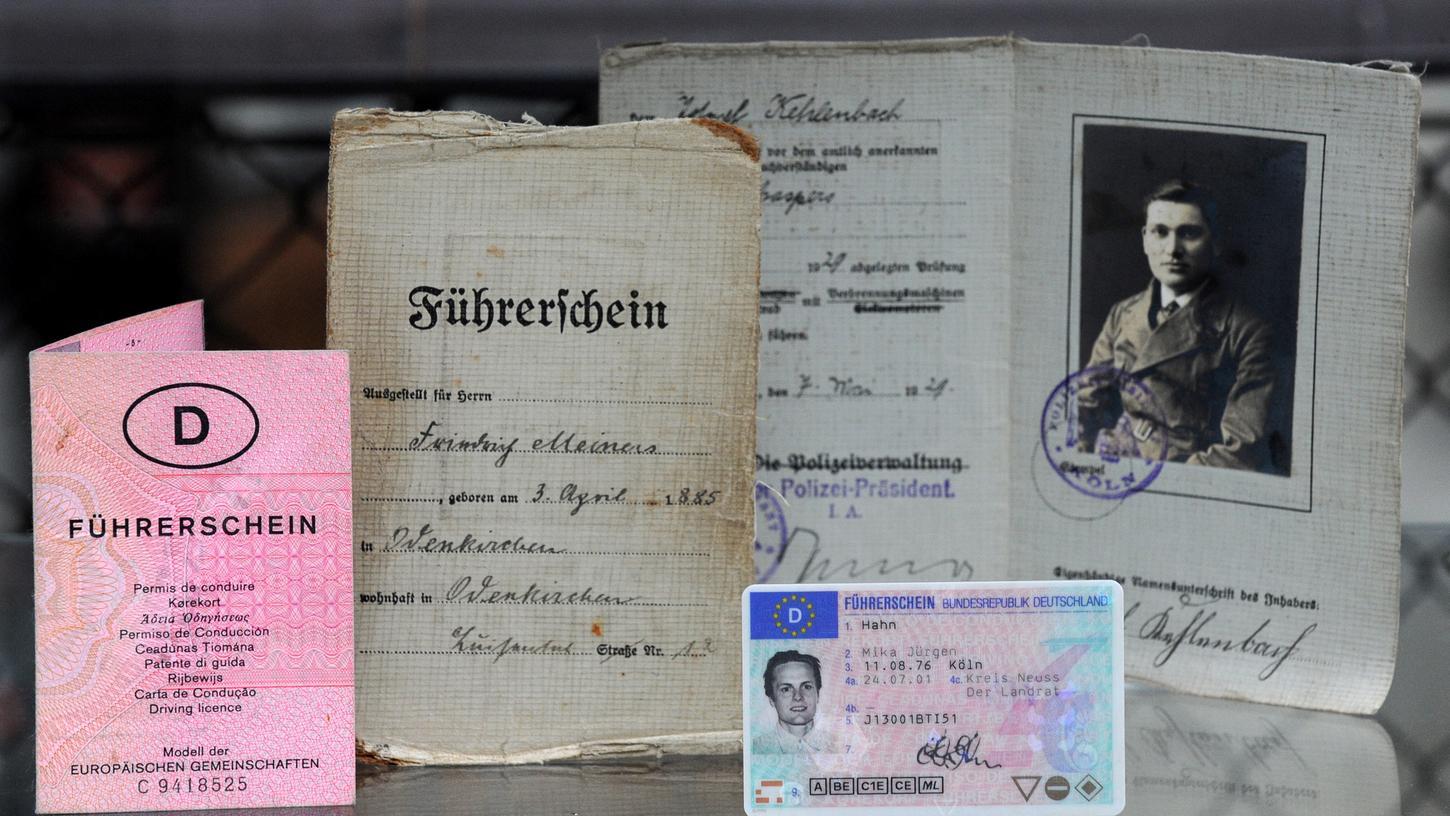 Alle Führerscheininhaber, deren Dokument vor dem 19. Januar 2013 ausgestellt wurde, müssen ihre unbefristeten Führerscheine (grau, rosa oder unbefristete Kartenführerscheine) in einen neuen  befristeten EU-Führerschein umtauschen.