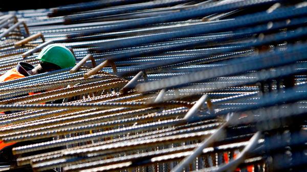 Sehr viel weniger massiv ist der Bewehrungsstahl, dessen Gitter Betonbauteile deutlich belastbarer machen und unverzichtbar sind für den Autobahn- und vor allem auch für den Brücken-Bau. Gigantische 40.000 Tonnen an Bewehrungsstahl werden für den A3-Ausbau benötigt, das entspricht etwa dem Gewicht von 3000 Reisebussen.