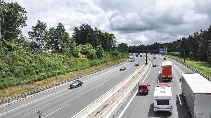 Der bestehende Lärmschutzwall an der A 3 bei Schwaig (hier von der Brücke an der Siedlerstraße aus fotografiert) wird im Zuge der Lärmsanierung mit einer Wand versehen, die im oberen Bereich durchsichtig sein soll. Insgesamt wird die Wall-Wand-Kombination 16,5 Meter hoch. Der bestehende Lärmschutzwall an der A 3 bei Schwaig (hier von der Brücke an der Siedlerstraße aus fotografiert) wird im Zuge der Lärmsanierung mit einer Wand versehen, die im oberen Bereich durchsichtig sein soll. Insgesamt wird die Wall-Wand-Kombination 16,5 Meter hoch.